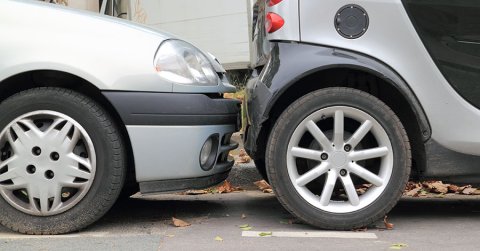 Párhuzamos parkolás hátramenetben: ezek a legfontosabb szabályok