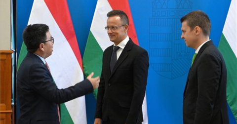 Szijjártó: minél több elektromos autóipari beruházást kell hazánkba vonzani