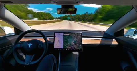 Egyre vakmerőbben manőverezik a Tesla önvezető rendszere – VIDEÓ
