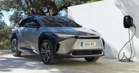 Furcsa megoldással tenné kívánatosabbá villanyautóit a Toyota