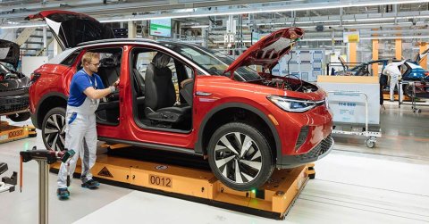 Feszültség és ellentmondások az új benzines és dízelautók 2035-re tervezett EU-s betiltása miatt