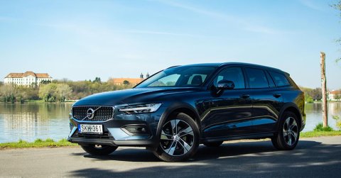 A dízel-hibrid terepkombi esete: Volvo V60 B4 Cross Country 2021 - Teszt
