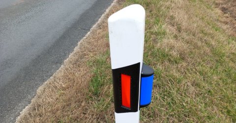 mit jelölnek a kék prizmák az utak mentén?