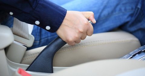 Elfeledkezett a kézifék behúzásáról, a többit látni kell – VIDEÓ