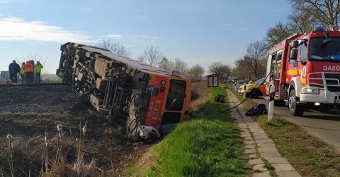 Többen meghaltak, miután vonat elé hajtott egy kisteherautó Mindszentnél