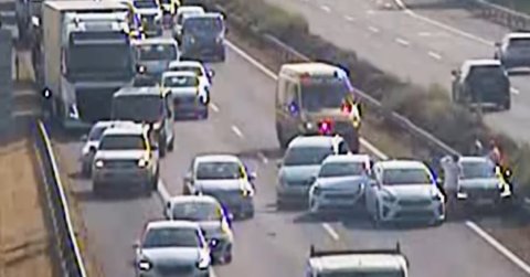 Kicsi a rakást játszottak az M3-ason - VIDEÓ