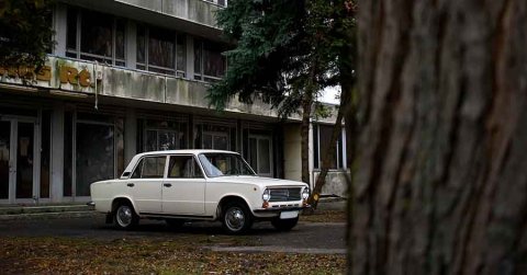Videón, ahogy egy Lada komplett tetejét fékezőrendszerré alakították