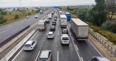 Száguldó autók közé akarta vetni magát egy nő az M0-s autóúton – VIDEÓ