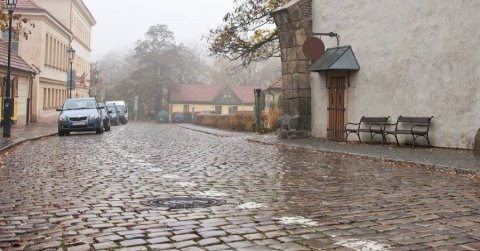 Lopás a négyzeten: szőrén-szálán eltűnt egy út az éjszaka sötétségében