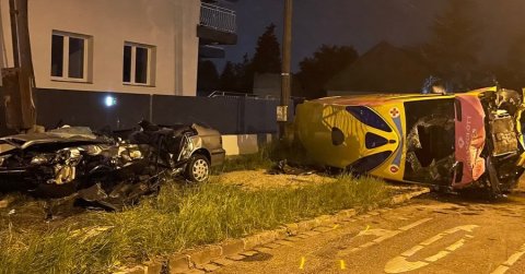 Csecsemőhöz riasztott mentővel ütközött egy autó, egy ember meghalt