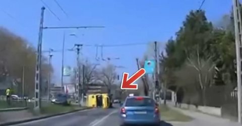 Hat év vezetéstől való eltiltással járt a vonuló mentőautó felborítása