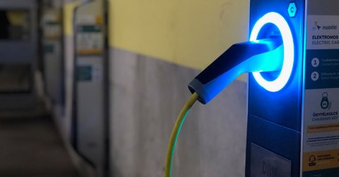 Elindult az első mekis villanyautó-töltő