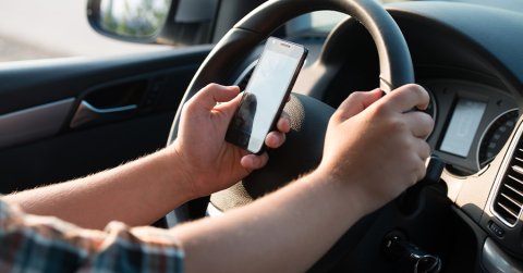 Speciális kamerával szűrik ki a mobilozó sofőröket Németországban