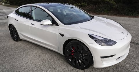 110-zel repült bele egy épületbe a piroson áthajtó Tesla Model 3 Amerikában