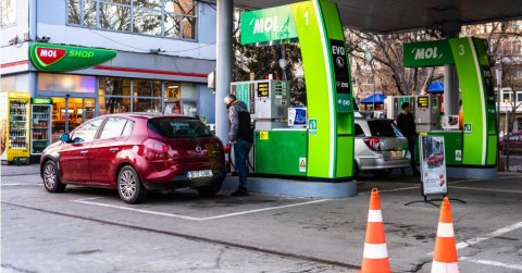 Mennyiségi korlátozást vezetett be a benzinkutakon a MOL