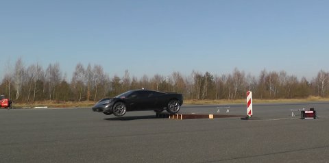 Harminccal padkázzák az egymilliárdos szupersportautót - VIDEÓ
