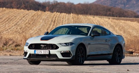 Béketűrő csataló: Ford Mustang Mach 1 2021 - Teszt