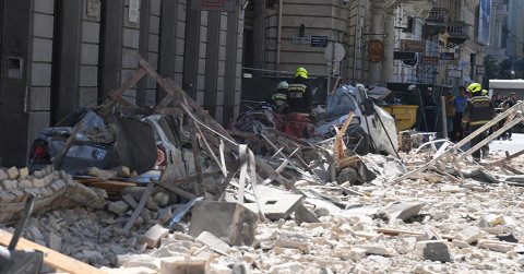 Utcán parkoló autókra omlott egy ház homlokzata Budapesten - VIDEÓ
