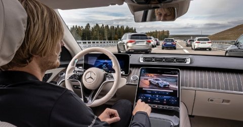 Az önvezető Mercedesben vezetés helyett akár játszani is lehet a gép ellen
