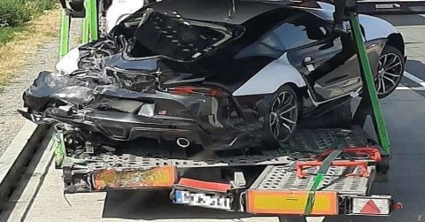 Összetört néhány vadiúj Supra egy magyar rendszámú kamionon
