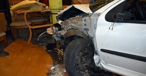 Az üveget áttörve hajtott étterembe autójával a részeg sofőr - KÉPEK