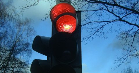Jön a mentő szirénázva mögöttem, áthajthatok a piroson?