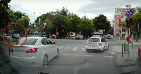 Akasztják a hóhért: pénzbírságot kaphatnak a piroson áthajtó rendőrök
