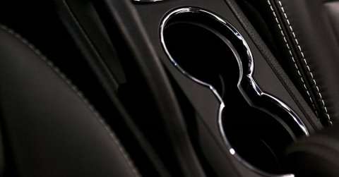 A rosszul megtervezett pohártartó miatt perelik a BMW-t