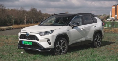 Az olcsóbb változat mindenhogy jobb? - Toyota RAV4 PHEV 2021 - Teszt és videó
