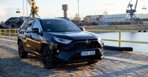 RAV4 az erő sötét oldaláról: Toyota RAV4 Black Edition Hybrid 2021 - Teszt
