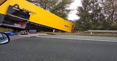 A Renault F1 Team egyik kamionja árokba borult az M1-esen
