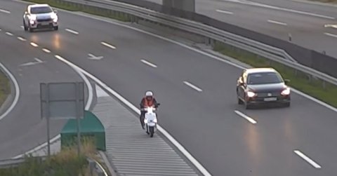 Robogóval csapatott az M1-es autópályán egy idős férfi - VIDEÓ