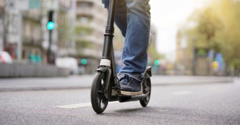 Elektromos roller szabálytalan közlekedés M5 autópálya