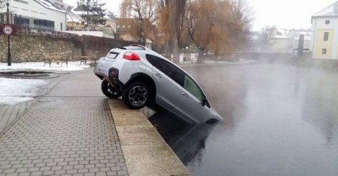 Subaru félig a vízben