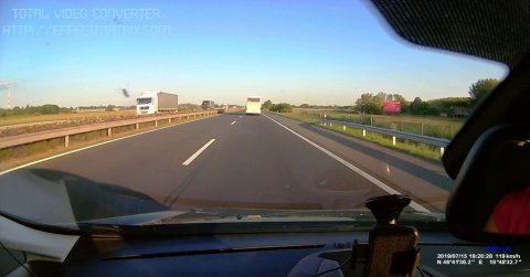 130-cal döngetett egy busz az M5-ös autópályán – Videó
