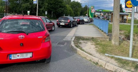 Külföldi rendszámok a kutakon, ameddig a szem ellát