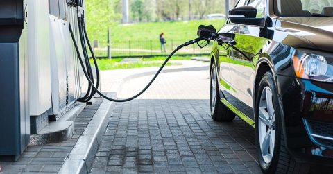 Plusz üzemanyagpénzt kapnak az egyéni képviselők, megemelték az tankolókártyák egyenlegét
