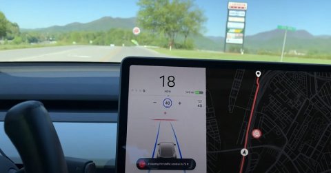 STOP táblának nézte a Burger King logóját a Tesla Autopilot
