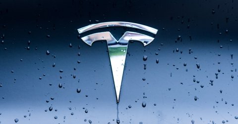 Dollármilliókat fizethet a Tesla a rasszista támadásoknak kitett volt alkalmazottjának