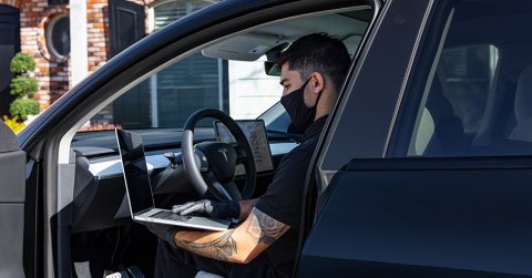 Musk durván felpörgetné a Tesla szervizeinek munkatempóját
