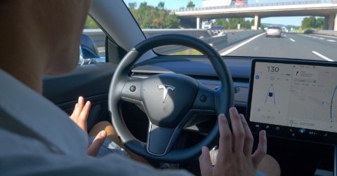 A Tesla volt alkalmazottai megtévesztéssel vádolják Elon Musk cégét