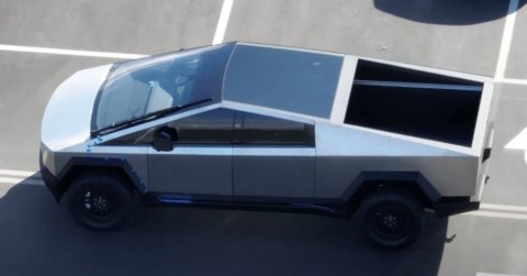 Drónfelvételen a dizájnfrissítésen átesett Tesla Cybertruck – VIDEÓ