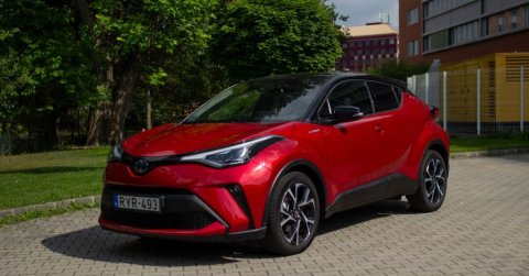 Vörös gyémánt a város szürkeségében: Toyota C-HR 2.0 Dynamic Force Hybrid (2020) – Teszt + Videó
