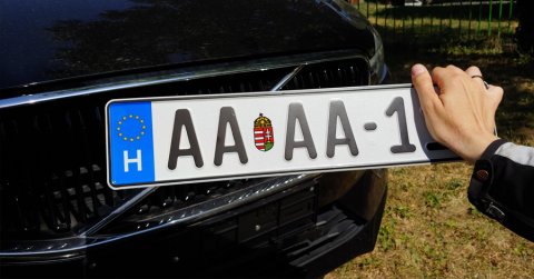 Megtapogattuk az első új magyar rendszámokat - FOTÓK
