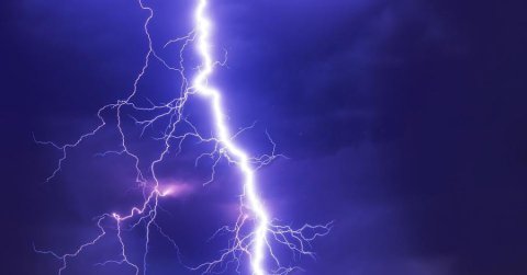 Villám csapott az előtte haladó férje autójába, egymás után többször is - VIDEÓ