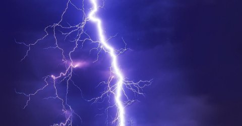 Ezt hallja az ember az utastérben, amikor villám csap az autójába - VIDEÓ