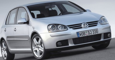 fotó egy ezüst színű Volkswagen Golf V autóról