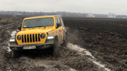 A szinonimaszótárban a “terepjáró” kifejezés mellett: Jeep Wrangler Rubicon 2.0 - Teszt és videó
